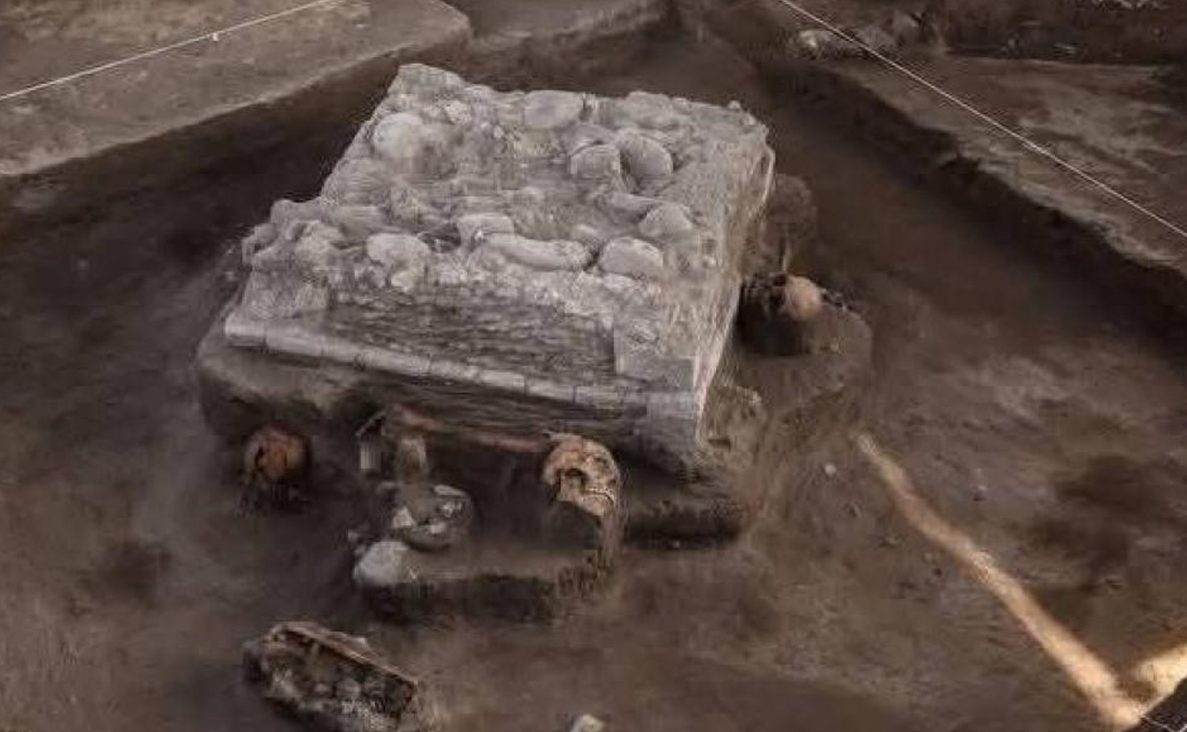 Descubren altar y ofrendas prehispánicas durante obra ferroviaria en México